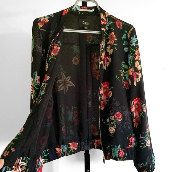 Dalia floral zip up jacket - Picture 9 of 9